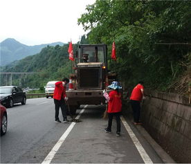 雨城区公路养护管理段扎实开展辖区公路养护保洁工作，保障路网安全畅通
