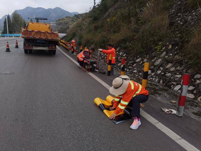 盘县公路管理北段 维修更换道口桩，“扮靓公路”保畅通